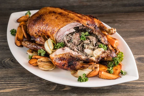Zdravotně nezávadné plněná pečená kachna — Stock fotografie