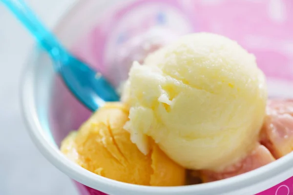 Dulces cucharadas de helado —  Fotos de Stock