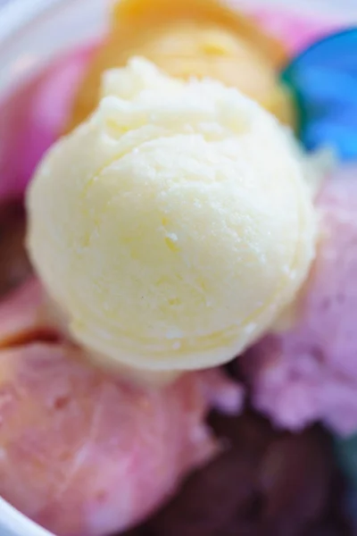 Cuillères de crème glacée douce — Photo