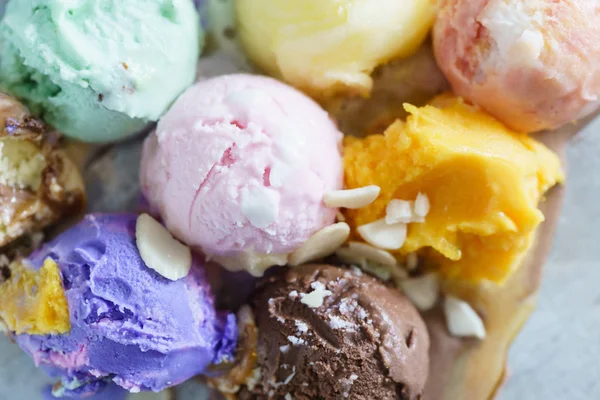 Dulces cucharadas de helado — Foto de Stock