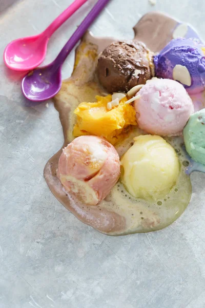 Dulces cucharadas de helado —  Fotos de Stock