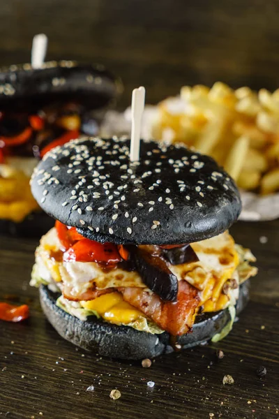 Leckere schwarze Burger — Stockfoto