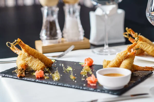 Camarones fritos con salsa — Foto de Stock