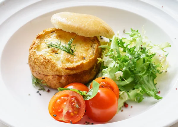 Uova benedette con insalata — Foto Stock