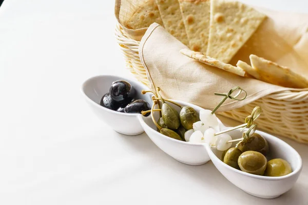 Pita chips with olives appetizer — Stock Photo, Image