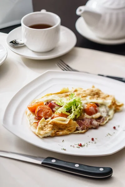 Omelet with vegetables and ham — Stock Photo, Image