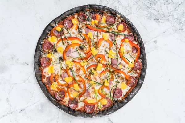 Pizza kreatif yang lezat — Stok Foto