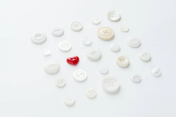 Botões brancos com coração vermelho — Fotografia de Stock