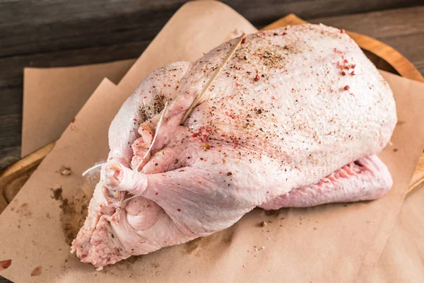 Raw duck with salt and pepper — Stock Photo, Image
