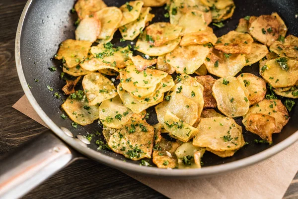 Fried potatoes with greens — Stock Photo, Image