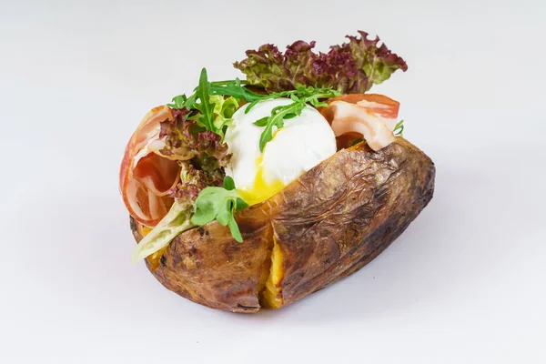 Печёный фаршированный картофель — стоковое фото