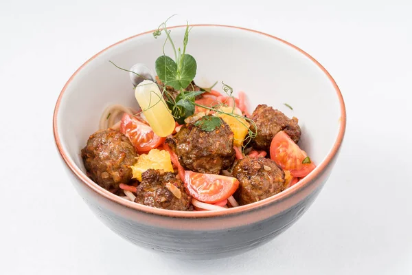 Delizioso tagliatelle con polpette — Foto Stock