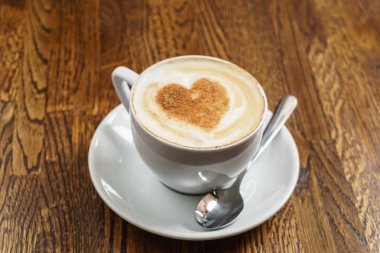 Latte Kahve Kupası kalp ile