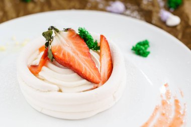 Tatlı çilek pavlova kek