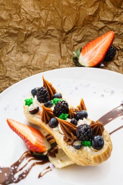 Çilek ile lezzetli tatlı pasta