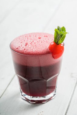 Tatlı kiraz kokteyl 