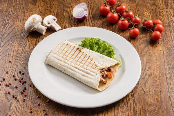 Radbruten smörgås med korv — Stockfoto