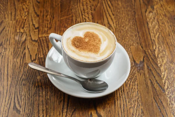 Latte em xícara de café com coração — Fotografia de Stock