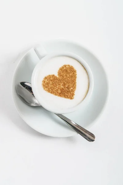 Latte en taza de café con corazón — Foto de Stock