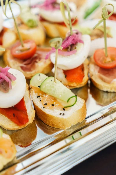 Deliciosos Aperitivos en plato — Foto de Stock