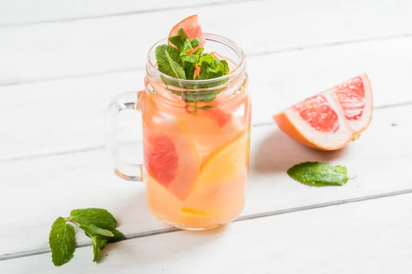 Frische Limonade im Glas — Stockfoto