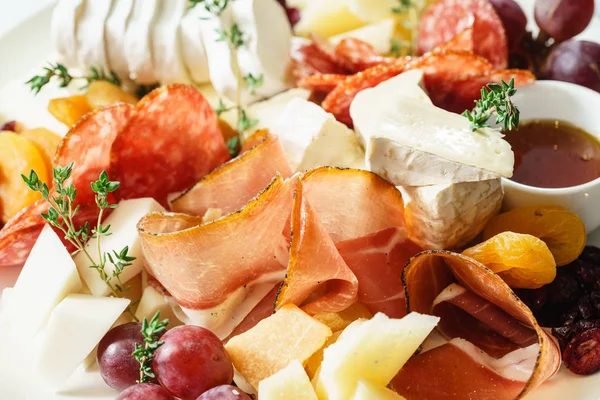 Assortimento di gustosi antipasti — Foto Stock