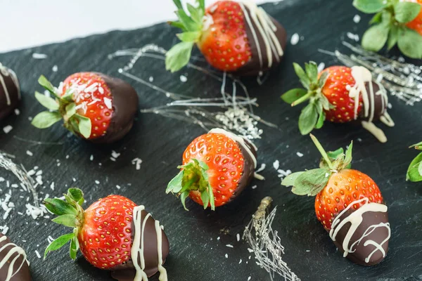 Choklad doppade jordgubbar — Stockfoto