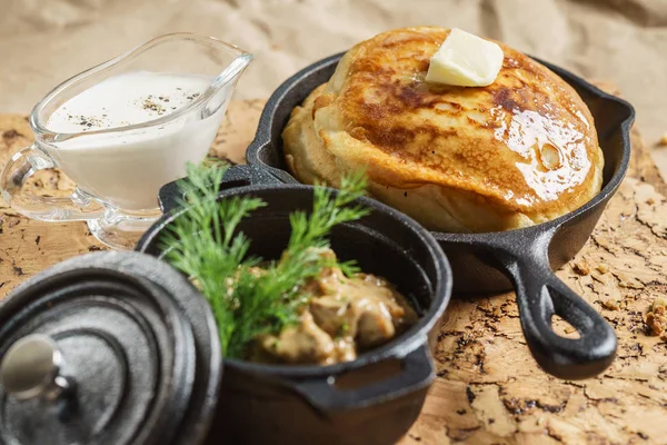 고기가 들어 있는 맛있는 팬케이크 — 스톡 사진