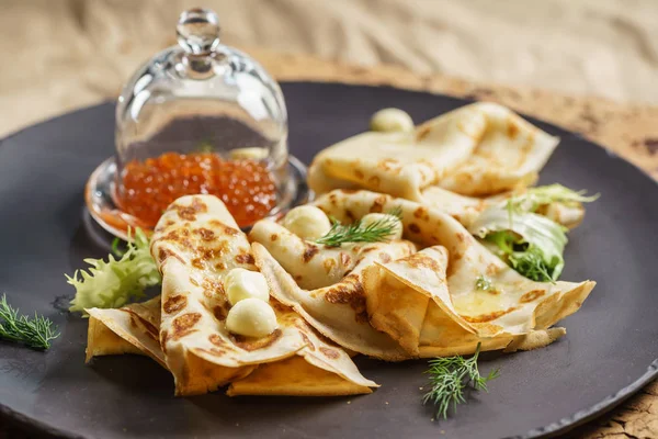 Läckra pannkakor med kaviar — Stockfoto