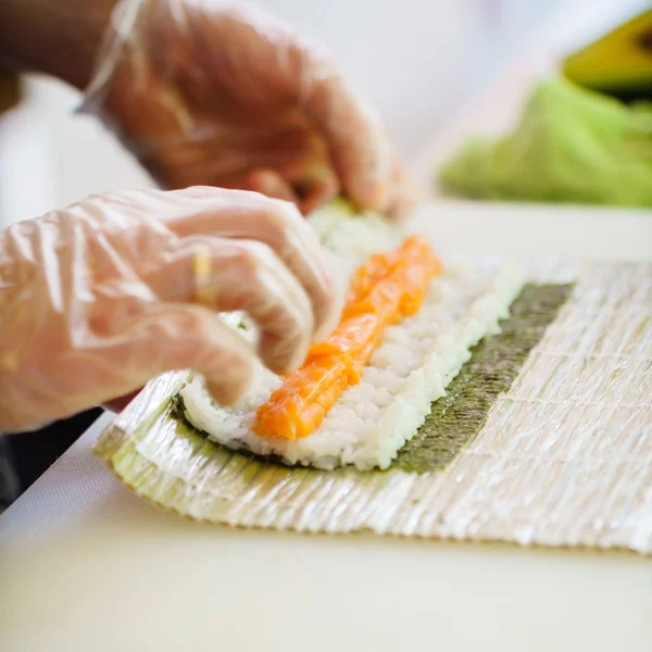 Kocken att göra sushi — Stockfoto