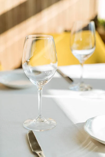 Conjunto de mesa festiva para la comida — Foto de Stock