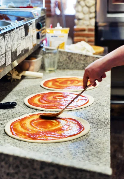 Kocken att göra pizza — Stockfoto