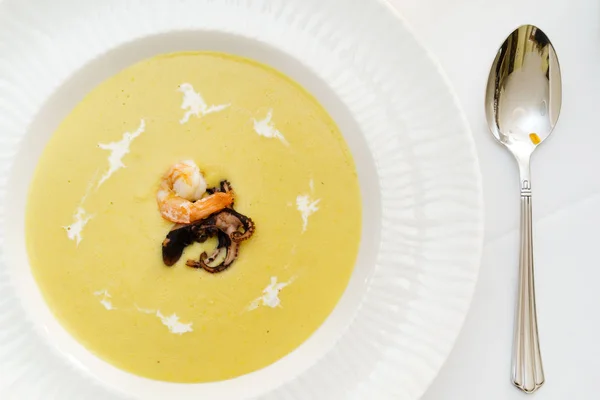 Cream soup with shrimps — Stock Photo, Image