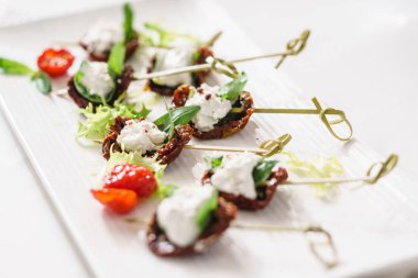 plaka üzerinde lezzetli kanepe