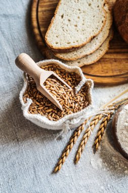 Buğday ve un masada.