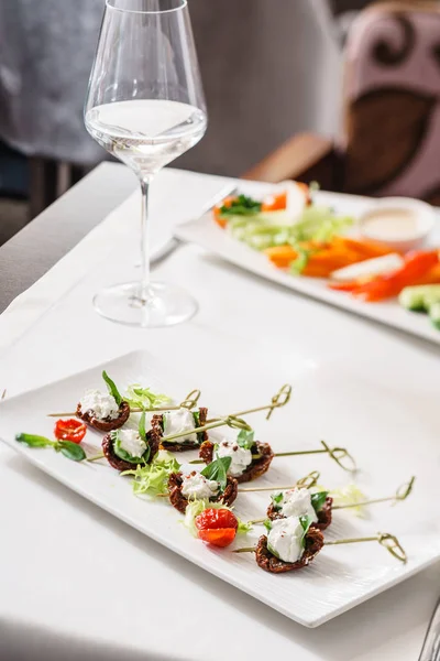 Leckeres Canape auf dem Teller — Stockfoto