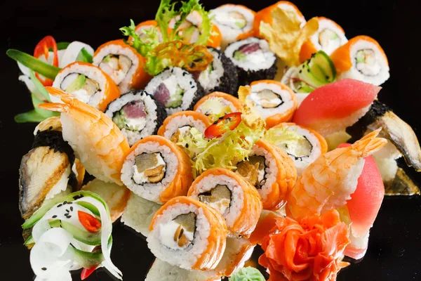 Традиционные вкусные суши — стоковое фото