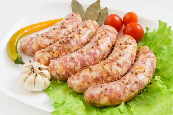 Rohe Würste mit Tomaten — Stockfoto