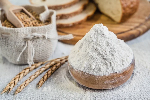 Grano e farina sul tavolo — Foto Stock