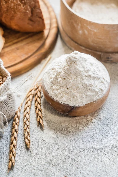 Wheat and flour on the table — Stock Photo, Image