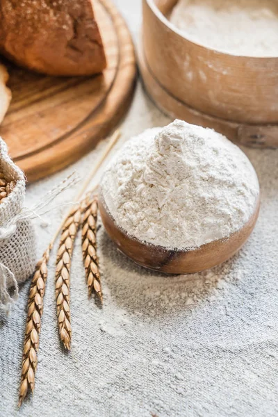 Gandum dan tepung di atas meja — Stok Foto