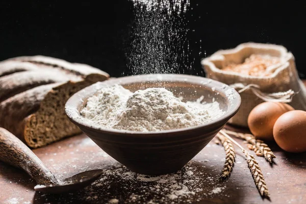 Wylewanie orkiszu mąka w misce — Zdjęcie stockowe
