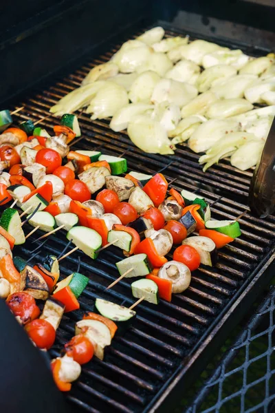 Ruwe kebab buiten grillen — Stockfoto