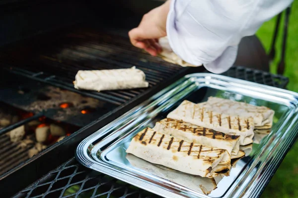 Chef-kok voorbereiding van gegrilde tortilla — Stockfoto