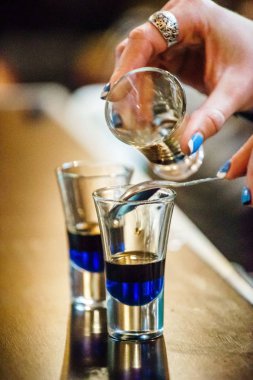 Barmen kokteyl yapmak 