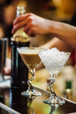 Barmen kokteyl yapmak 