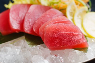 Lezzetli ton balıklı sashimi 