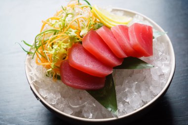 Lezzetli ton balıklı sashimi 