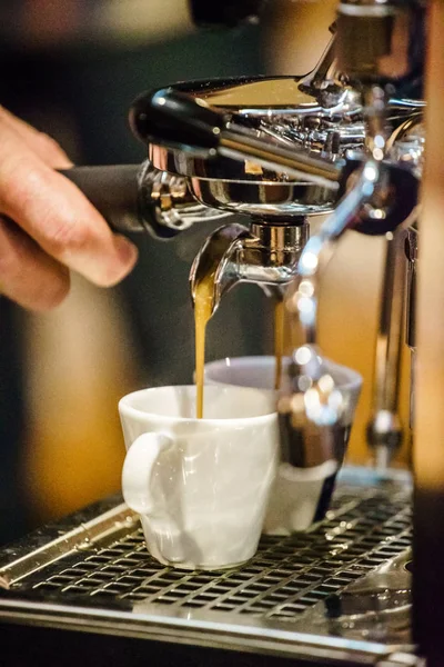 Barista fare il caffè — Foto Stock