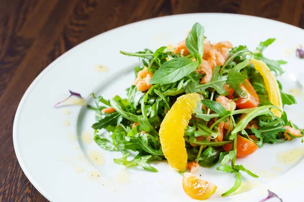 Salada fresca com camarões — Fotografia de Stock